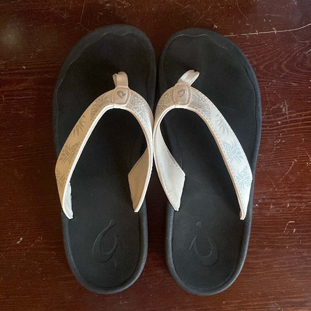 OluKai Ohana Flip Flops Women's Size 7 Black White Cream Silver Pineapple Print